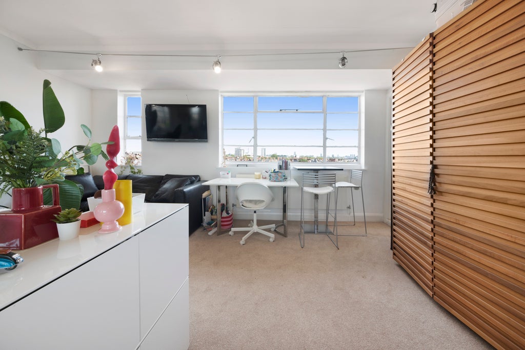Flat Sloane Avenue in Greater London