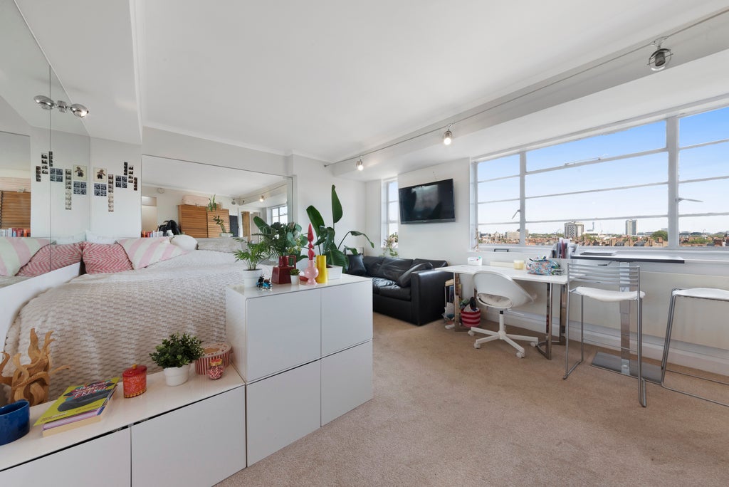 Flat Sloane Avenue in Greater London
