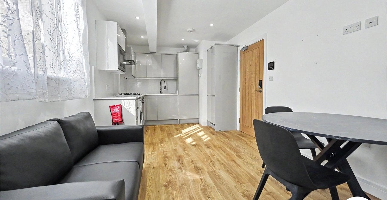 Flat High Street in Greater London