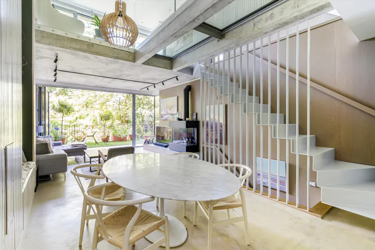 Flat Hogarth Court in Greater London