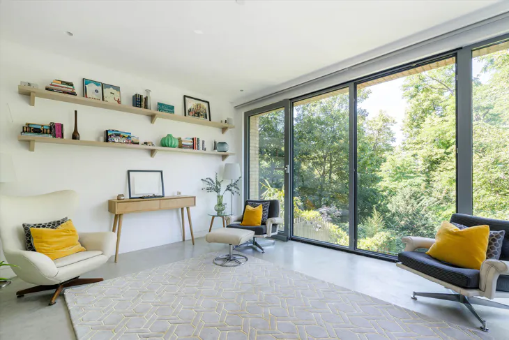 Flat Hogarth Court in Greater London