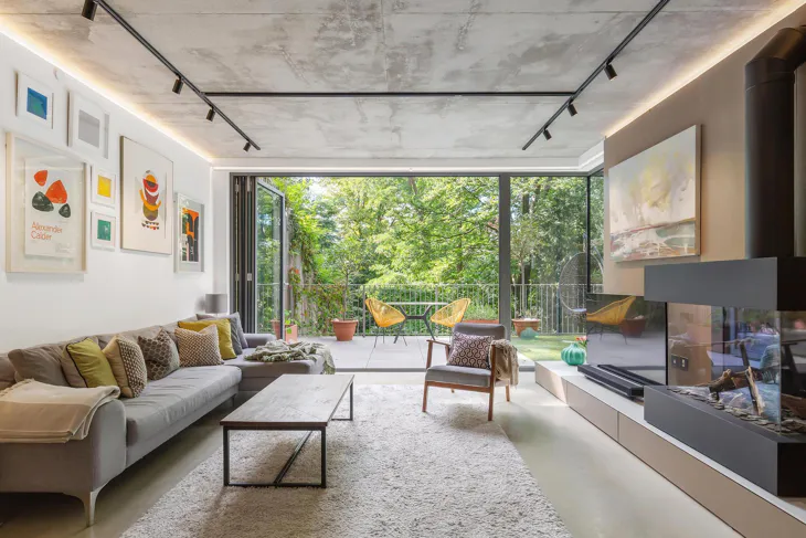 Flat Hogarth Court in Greater London