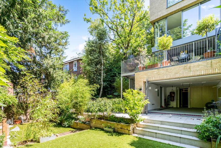 Flat Hogarth Court in Greater London