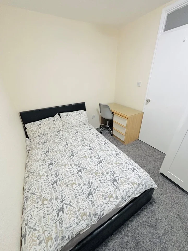 Room Leahurst Crescent in Birmingham