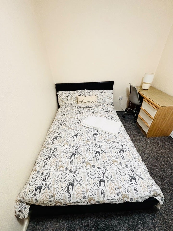 Room Leahurst Crescent in Birmingham