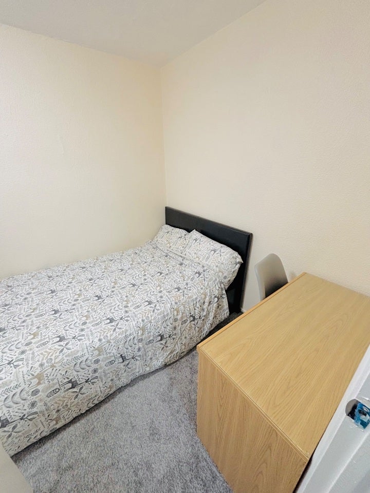 Room Leahurst Crescent in Birmingham