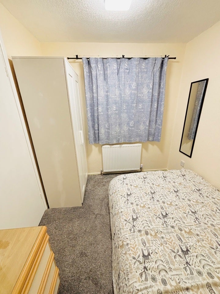 Room Leahurst Crescent in Birmingham