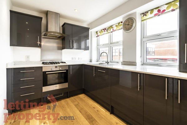 Flat Throwley Way in London Borough of Sutton