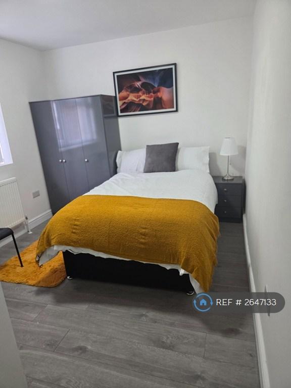 Room Oval Road in Sandwell