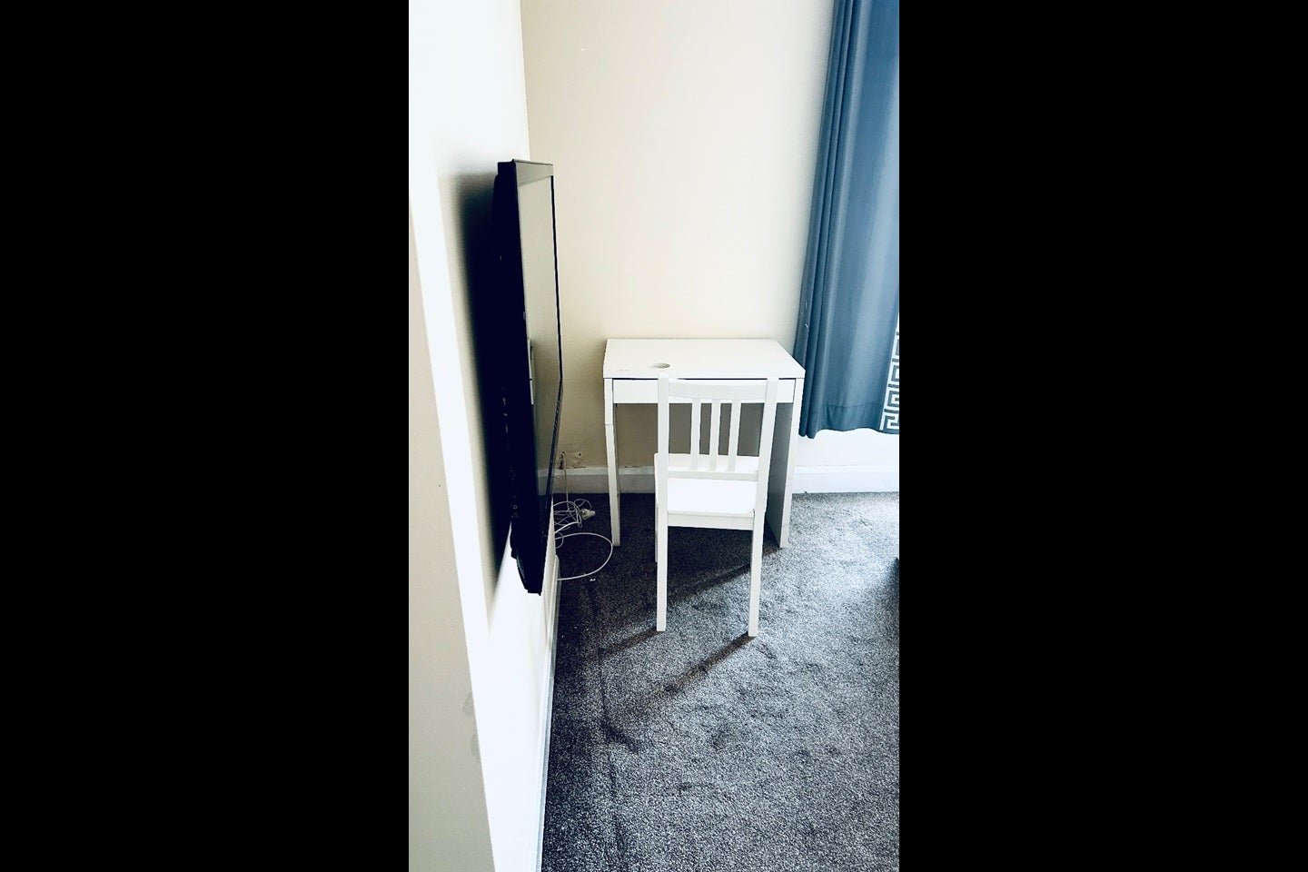 Room Garlands Road in Reigate and Banstead