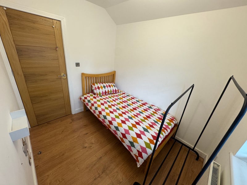 Room Bourne Road in Slough