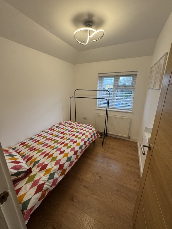 Room Bourne Road in Slough