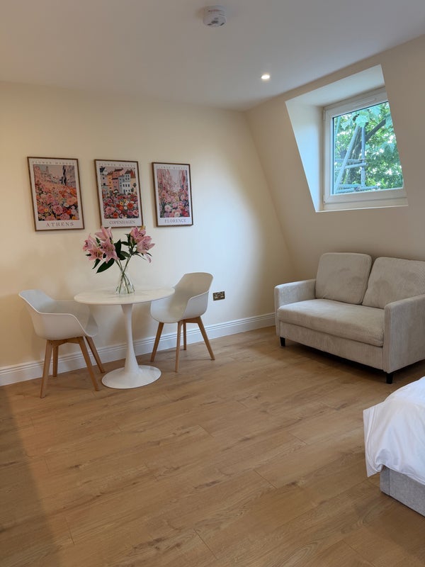 Flat Dalling Road in Greater London