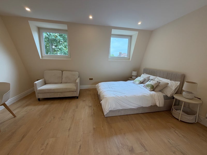 Flat Dalling Road in Greater London