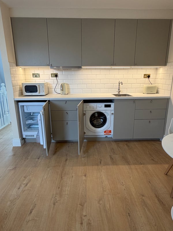 Flat Dalling Road in Greater London