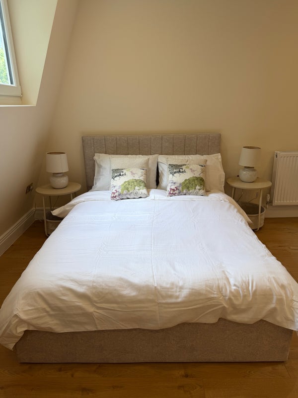 Flat Dalling Road in Greater London