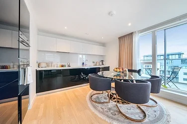 Flat Pump House Crescent in Greater London