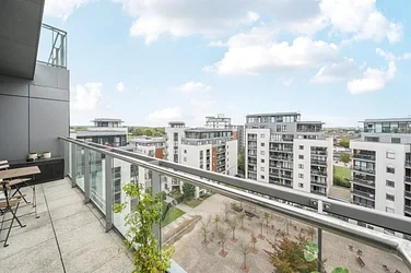 Flat Pump House Crescent in Greater London