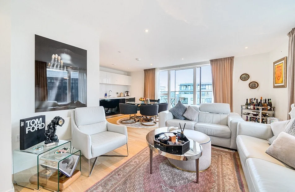 Flat Pump House Crescent in Greater London