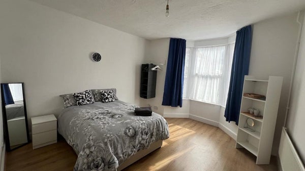 Flat Whitehall Road in Bristol