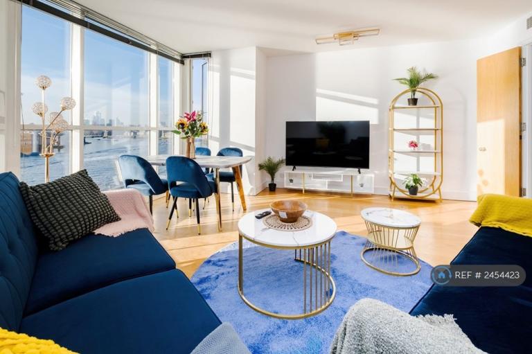 Flat Westferry Circus in Greater London