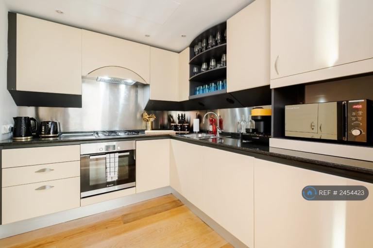 Flat Westferry Circus in Greater London