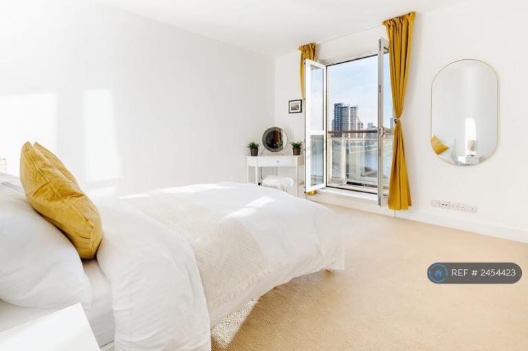 Flat Westferry Circus in Greater London