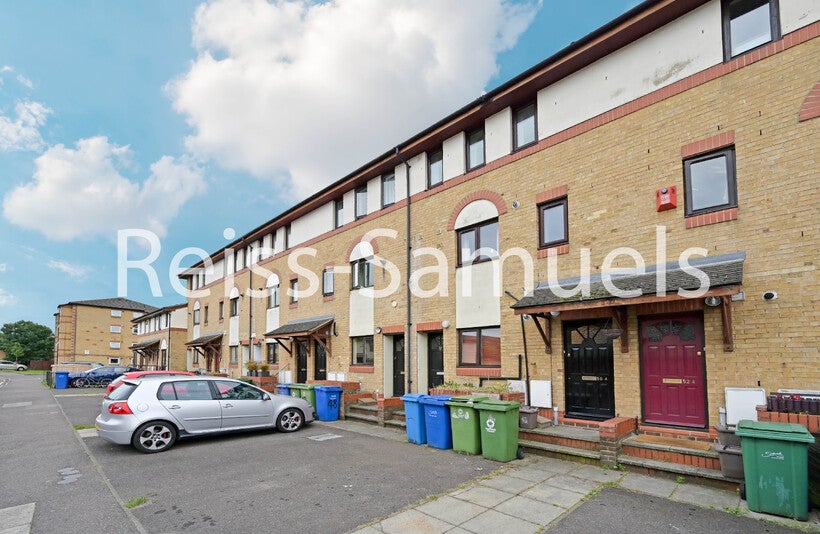 Flat Oxley Close in Greater London