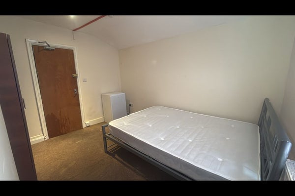 Room Portland Road in London