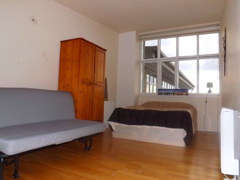 Flat Jedburgh Road in Greater London
