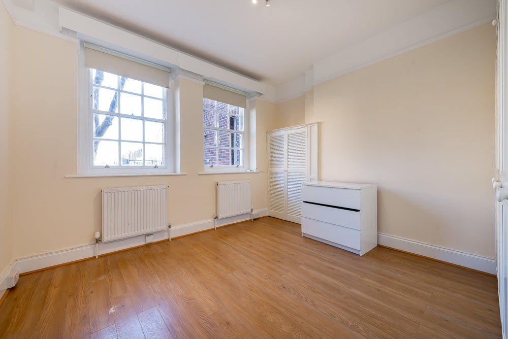 Flat Parkhurst Court in Greater London
