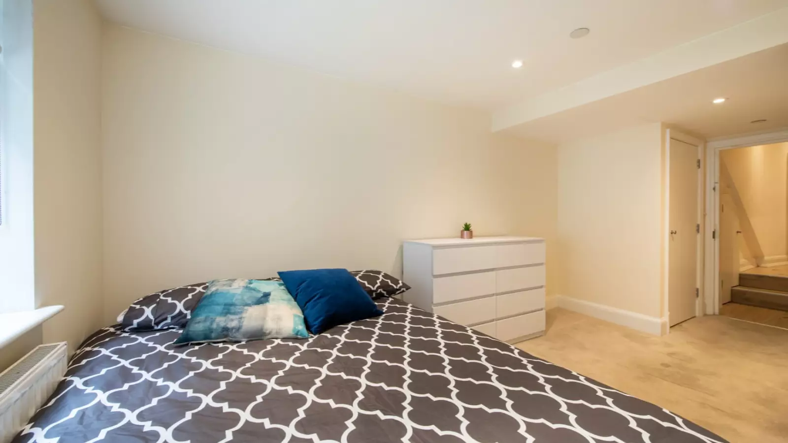 Room Lupus Street in City of Westminster
