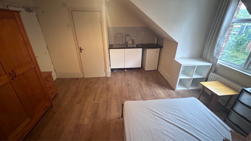 Room Wightman Road in Greater London