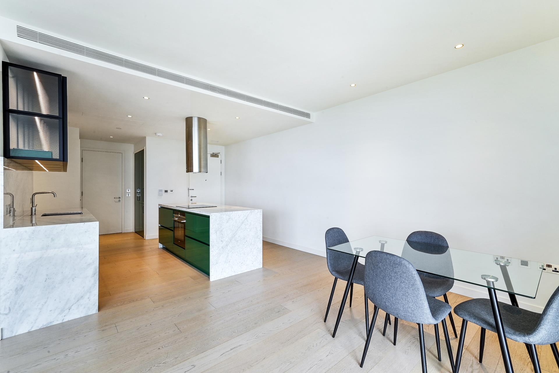 Flat Admirals Way in Greater London
