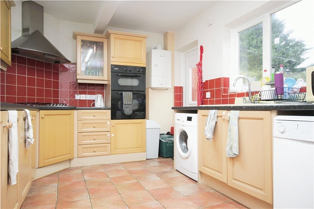 Flat Raymond Crescent in Guildford