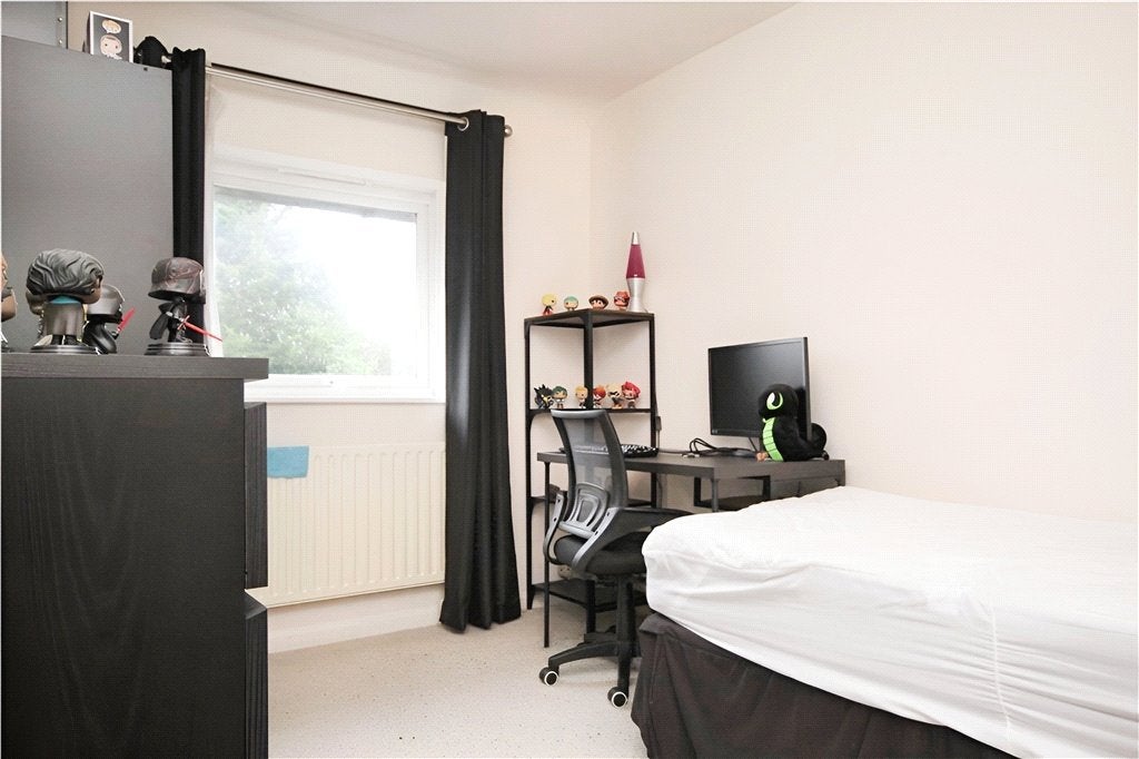 Flat Raymond Crescent in Guildford