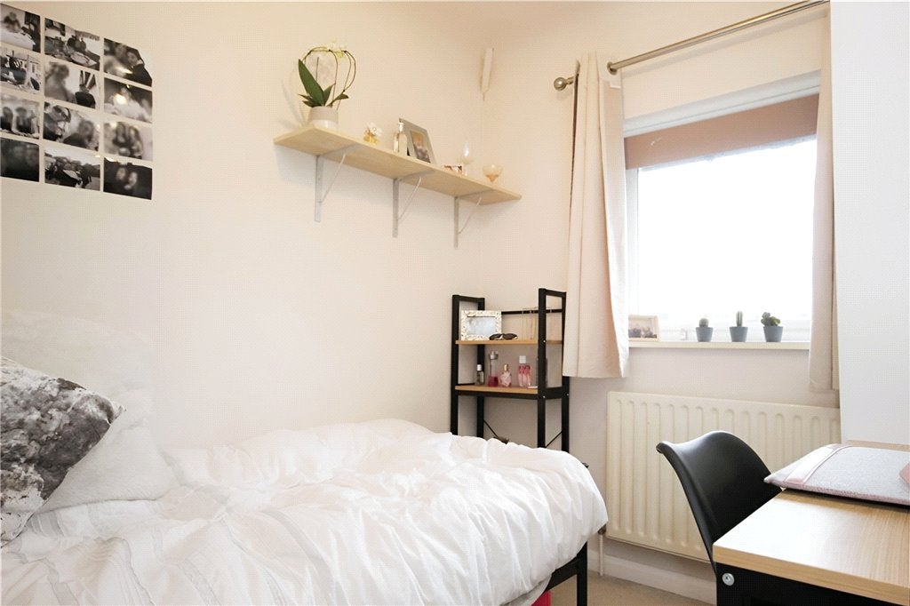 Flat Raymond Crescent in Guildford