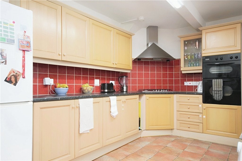 Flat Raymond Crescent in Guildford