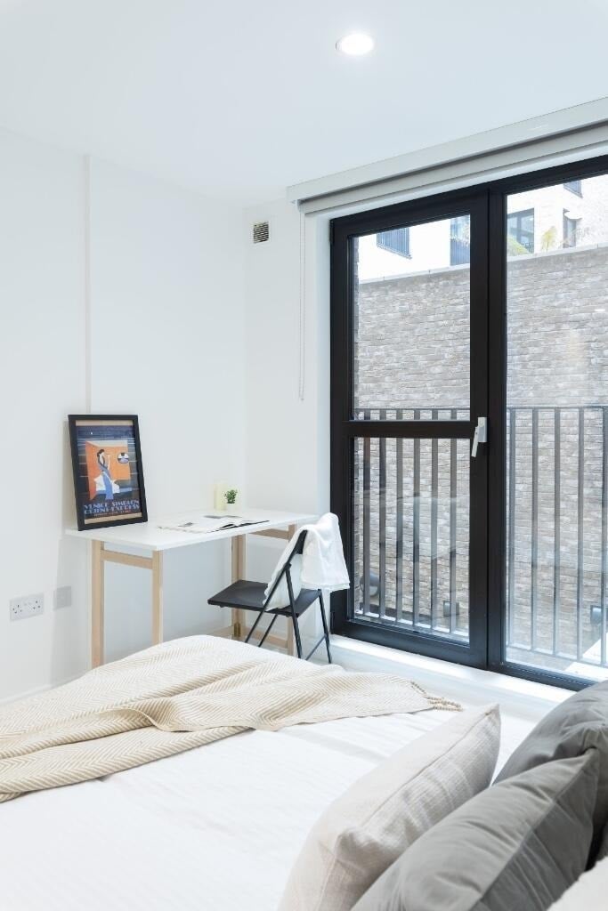 Flat Commercial Road in Greater London
