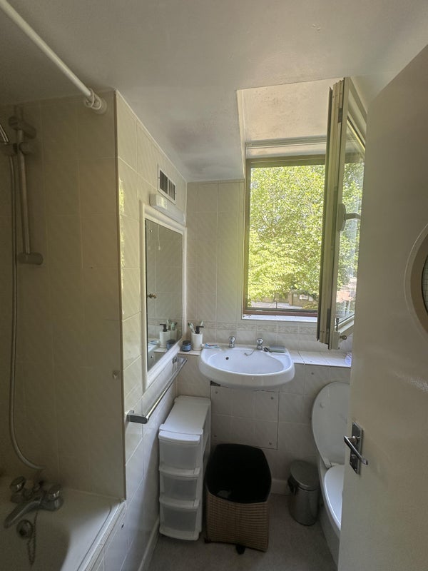 Room Asher Way in Greater London