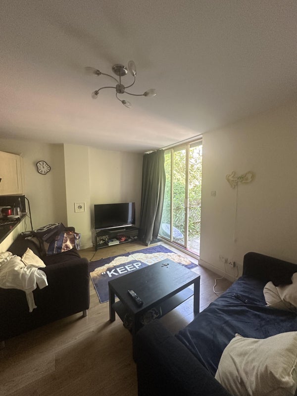 Room Asher Way in Greater London