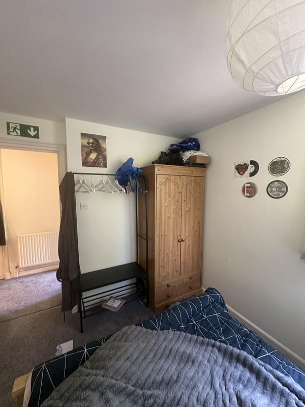 Room Asher Way in Greater London