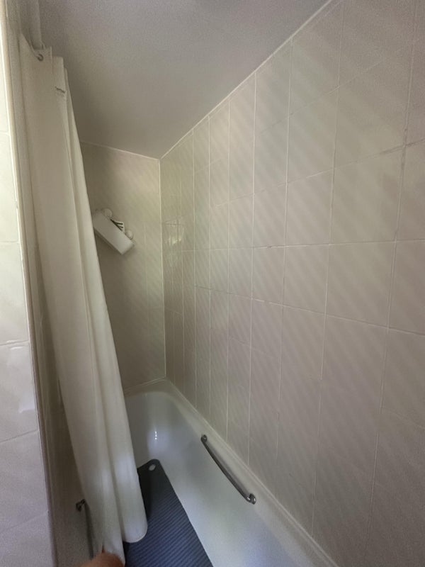 Room Asher Way in Greater London
