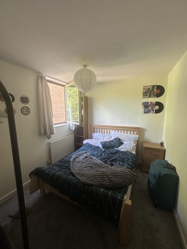 Room Asher Way in Greater London