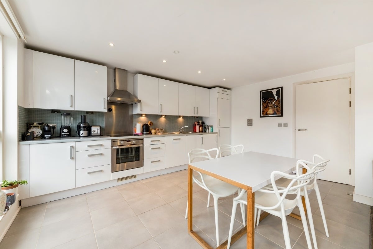 Flat Orsman Road in Greater London
