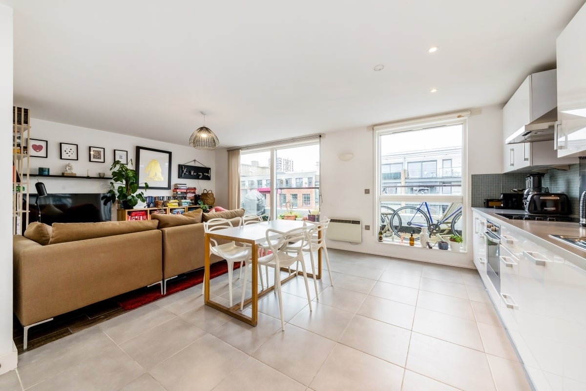 Flat Orsman Road in Greater London