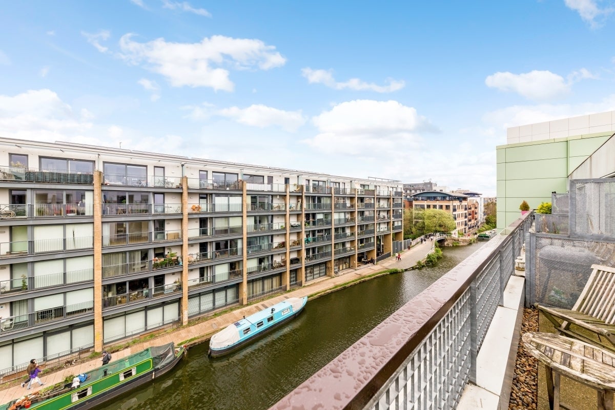 Flat Orsman Road in Greater London
