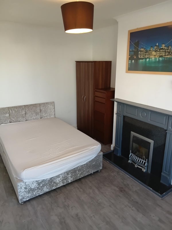 Room Darley Avenue in Farnworth