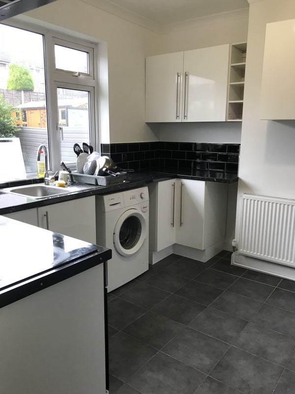 Room Darley Avenue in Farnworth