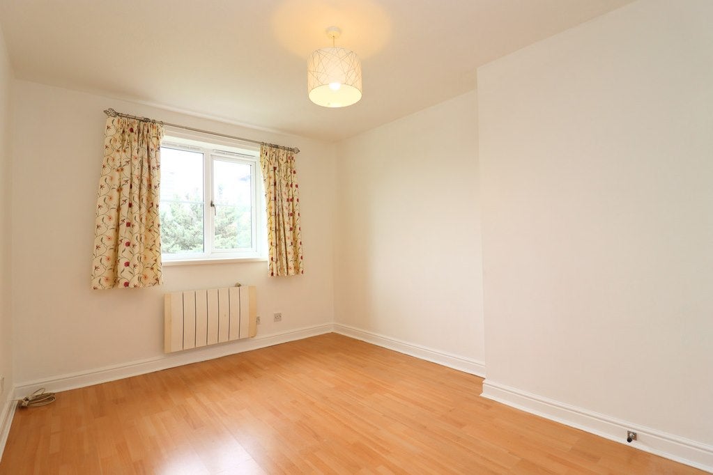 Flat Donald Woods Gardens in Greater London